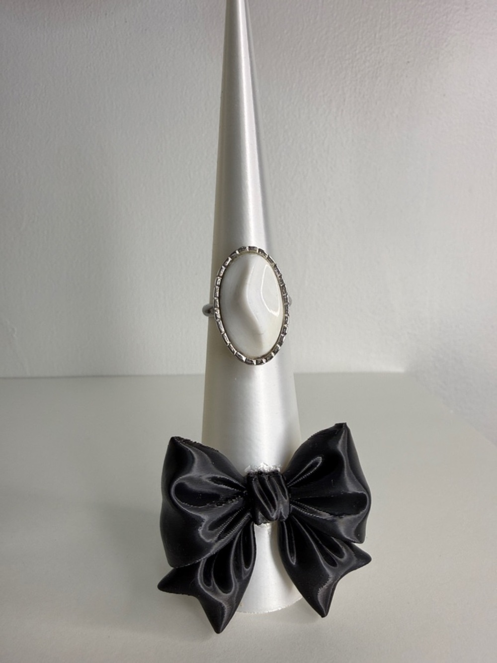 Sarah Coventry Silver and White Oval Ring size 6 adjustable